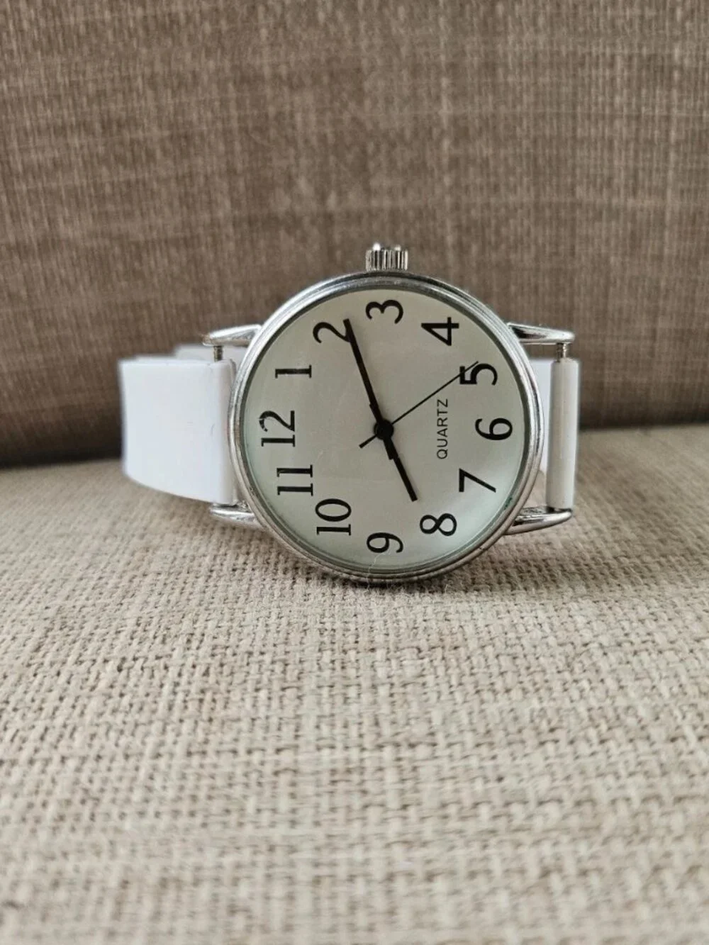 Advance Wristwatch White Face Silver Tone Case White Rubber Strap Analog Watch